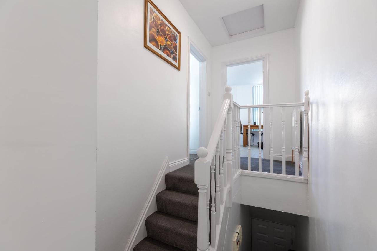 Platform Stadium Apartment With Parking Kingston upon Hull Exterior photo